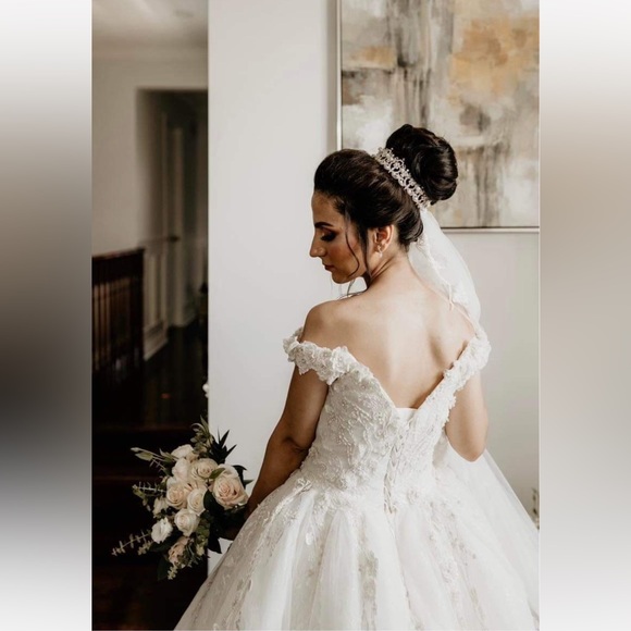 Wedding dress + crown + vail - Picture 4 of 4